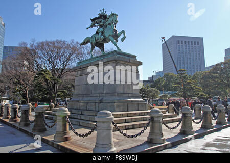 Kusunoki Masashige Statue, die große Samurai, am östlichen Garten außerhalb der Kaiserpalast in Tokio, Japan. Kusunoki Masashige Samurai bronze Pferdesport Stockfoto