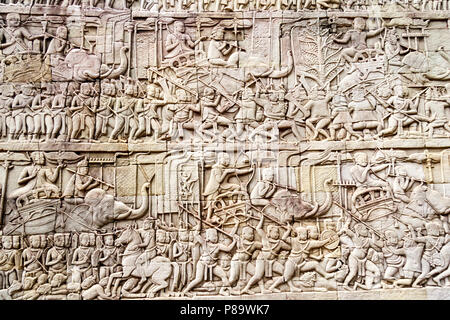 Bas Relief mit der Darstellung eines Schlacht, Bayon buddhistischen Tempel in Angkor Thom, Siem Reap, Kambodscha Stockfoto