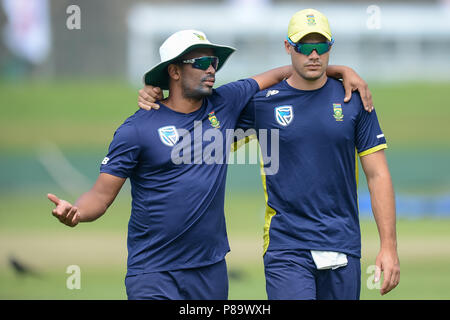 Galle, Sri Lanka. 10. Juli 2018. Südafrikanischer schneller Bowler Vernon Philander (L) Theunis de Bruyn (R) in einen Chat, während Sie wandern während der Praxis Sitzung am 10. Juli in Galle International Cricket Stadion vor dem ersten Testspiel zwischen Sri Lanka am 12. Juli in Galle International Cricket Stadion in Galle. Credit: Pattin Peiris/Pacific Press/Alamy leben Nachrichten Stockfoto