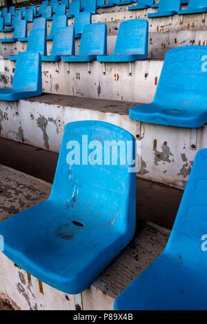 Vertikale Aufnahme eines Stadions mit alten, blau nummerierten Sitzen Stockfoto