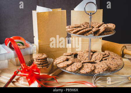 Chocolate Chip Cookies mit Verpackung Stockfoto