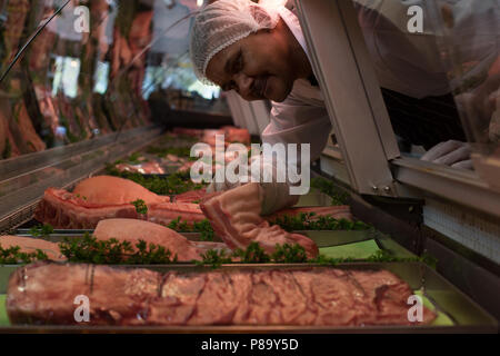 Metzger Fleisch vom Display Stockfoto