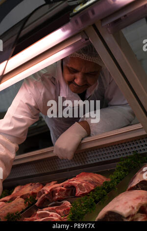 Metzger Fleisch vom Display Stockfoto