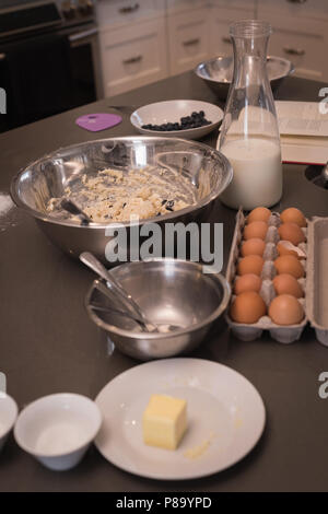 Pastetchen Kneten mit Ei und Milch auf der Küchenarbeitsplatte Stockfoto