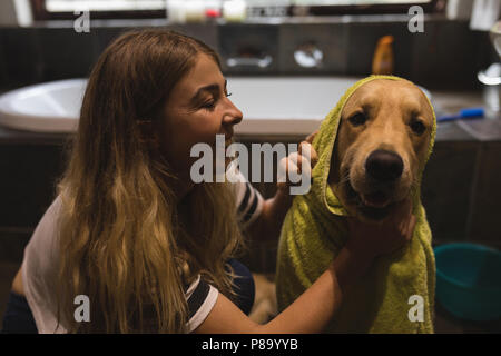 Mädchen Reinigung ein Hund im Badezimmer Stockfoto