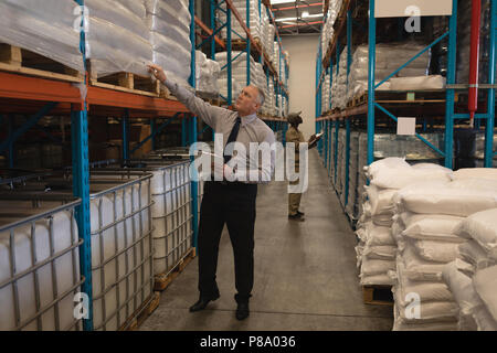 Männliche manager Kontrolle der Bestände Stockfoto