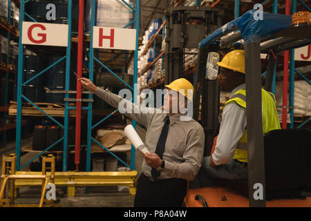 Männliche Arbeitnehmer mit einander interagieren Stockfoto