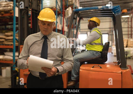 Männliche manager Aufrechterhaltung der Bestandsaufzeichnungen Stockfoto