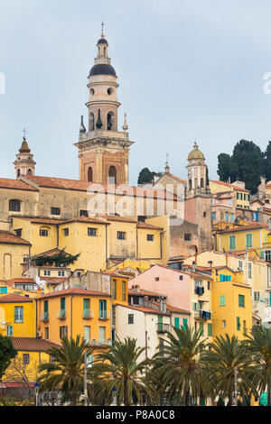 Menton, Provence-Alpes-Côte d'Azur, Alpes-Maritimes, Frankreich. Pastellfarbenen Häusern in der Altstadt farbige, typisch für Städte an der Französischen Riviera. Die Chur Stockfoto