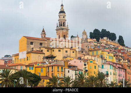 Menton, Provence-Alpes-Côte d'Azur, Alpes-Maritimes, Frankreich. Pastellfarbenen Häusern in der Altstadt farbige, typisch für Städte an der Französischen Riviera. Die Chur Stockfoto