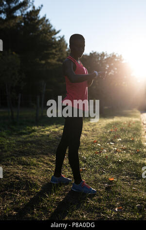Weibliche Athleten Ihr smartwatch prüfen Stockfoto
