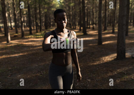 Weibliche Athleten Ihr smartwatch prüfen Stockfoto