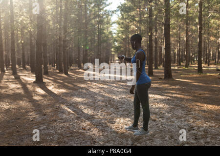 Weibliche Athleten Ihr smartwatch prüfen Stockfoto