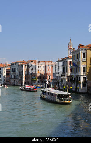 Wasserbusse, oder Vaporetti, am Grand Canal in Venedig Stockfoto