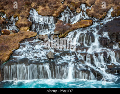 Wasserfall, blauen Fluss Hvítá, Hraunfossar Wasserfälle, West Island, Island Stockfoto