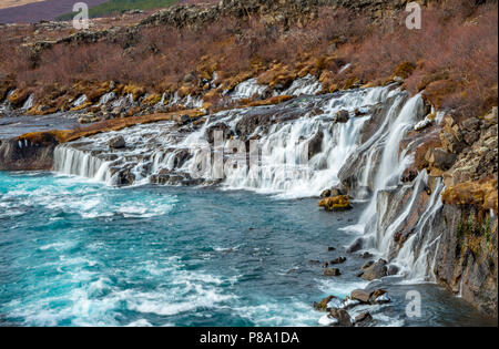 Wasserfall, blauen Fluss Hvítá, Hraunfossar Wasserfälle, West Island, Island Stockfoto