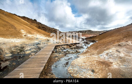 Holzsteg über dampfenden Boden, Bodenschätze, Seltún geothermische Gebiet Krýsuvík Vulkansystem, Reykjanesfólkvangur Stockfoto