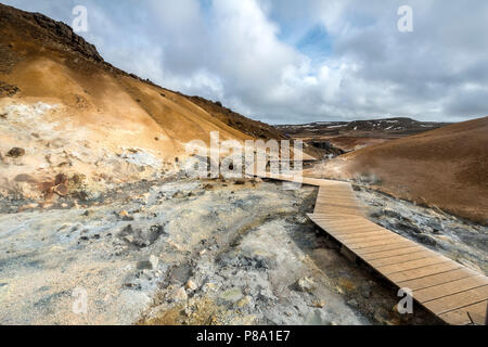 Holzsteg über dampfenden Boden, Bodenschätze, Seltún geothermische Gebiet Krýsuvík Vulkansystem, Reykjanesfólkvangur Stockfoto