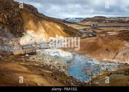 Holzsteg über dampfenden Boden, Bodenschätze, Seltún geothermische Gebiet Krýsuvík Vulkansystem, Reykjanesfólkvangur Stockfoto