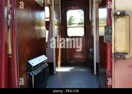 Bahn Bus Eingang mit Mittelgang Passage. Carrog Station, Wales, UK. 03 Juli 2018 - Stockfoto