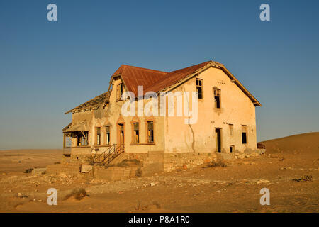 Verfallende Haus der Buchhalter der ehemaligen diamond Stadt Kolmanskop, die Geisterstadt Kolmanskop, Lüderitz, Namibia Stockfoto