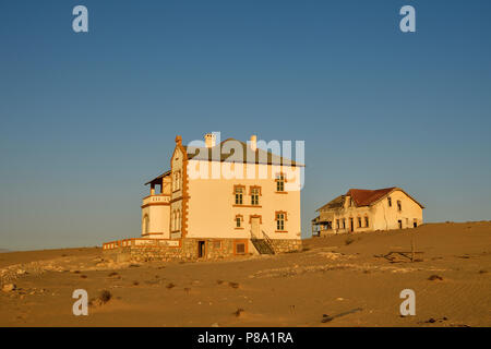 Verfallende Häuser der Buchhalter und Mine Manager der ehemaligen diamond Stadt Kolmanskop, die Geisterstadt Kolmanskuppe, Lüderitz, Stockfoto