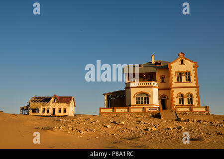 Verfallende Häuser der Buchhalter und Mine Manager der ehemaligen diamond Stadt Kolmanskop, die Geisterstadt Kolmanskuppe, Lüderitz, Stockfoto