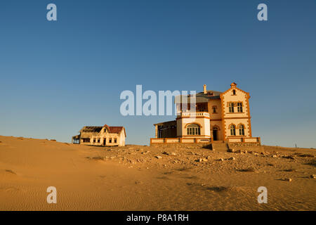 Verfallende Häuser der Buchhalter und Mine Manager der ehemaligen diamond Stadt Kolmanskop, die Geisterstadt Kolmanskuppe, Lüderitz, Stockfoto