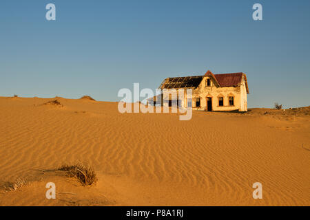 Verfallende Haus der Buchhalter der ehemaligen diamond Stadt Kolmanskop, die Geisterstadt Kolmanskop, Lüderitz, Namibia Stockfoto