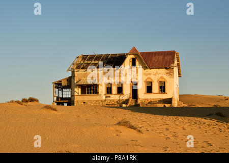 Verfallende Haus der Buchhalter der ehemaligen diamond Stadt Kolmanskop, die Geisterstadt Kolmanskop, Lüderitz, Namibia Stockfoto