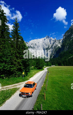 BMW 2002 tii, Oldtimer auf dem Rossfeld Panoramastraße, Berchtesgaden, Oberbayern, Bayern, Deutschland Stockfoto