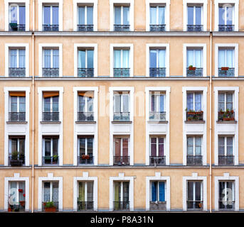 Außen in Paris, Detail der newmerous Windows. Stockfoto