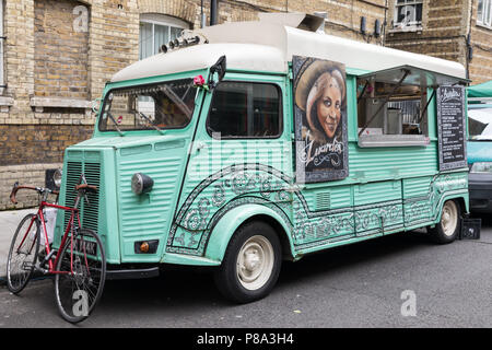 London, Großbritannien - 5. Juni 2017: Eine bunte und dekorative vintage Citroen essen Van in einer Straße in der City von London geparkt. Stockfoto