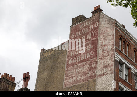 London, Großbritannien - 5.Juni 2017: Anzeige, auf der Backsteinfassade eines Londoner Gebäude, für die Heilsarmee, eine chartable Organisation im Osten gegründet. Stockfoto