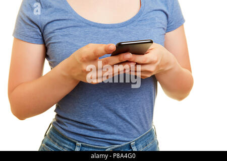 Die Hände der jungen Frau auf dem Smartphone eine Nachricht schreiben Stockfoto