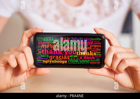 Das Wort Danke in verschiedenen Sprachen ​​On ein Smartphone Stockfoto