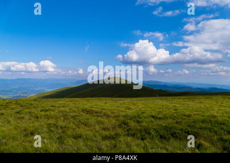 Mit Füßen weg durch die oben auf dem Berg vor dem Hintergrund der Himmel blau in den Karpaten. Für ihr Design Stockfoto