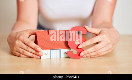 Kleines Haus mit einem roten Punkt als Versicherung Konzept Stockfoto