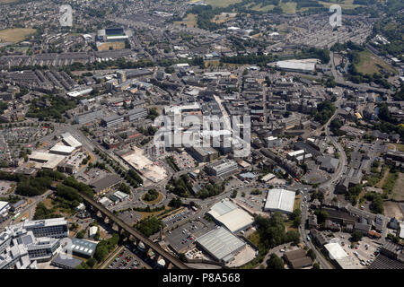 Luftaufnahme von Burnley Stadtzentrum mit Turf Moor Stadion in der Ferne, Lancashire Stockfoto
