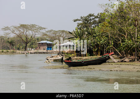 Landschaft mit tropischer Vegetation und Häuser an einem Fluss in Bangladesch Stockfoto
