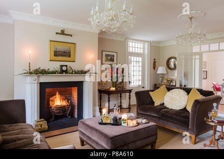 Braun velvet Sofa mit gelben Kissen in den renovierten Regency Wohnzimmer Stockfoto