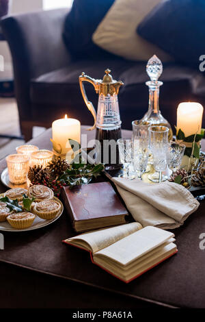 Wingleaases und Bücher mit Mince Pies auf Osmanischen in Regency home Stockfoto