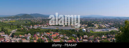 Dorf vor dem Hintergrund der Berge an einem klaren Tag. Für ihr Design Stockfoto