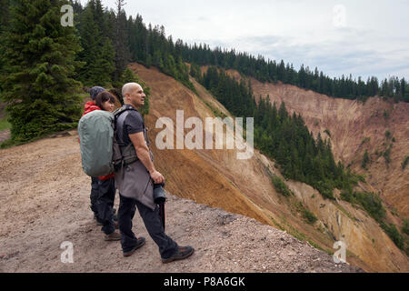 Menschen auf eine Wanderung zu den rostigen Grube im Apuseni, Rumänien Stockfoto