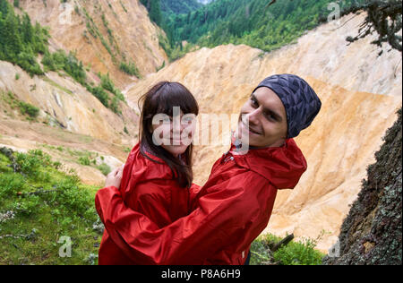 Menschen auf eine Wanderung zu den rostigen Grube im Apuseni Naturpark, Rumänien Stockfoto