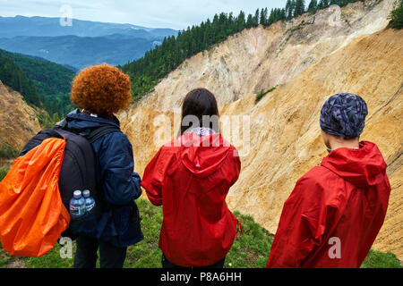 Menschen auf eine Wanderung zu den rostigen Grube im Apuseni Naturpark, Rumänien Stockfoto