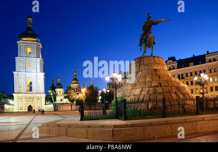 Ein Monument, Bogdan Chmelnizkij ein Pferd Reiten auf der Sophia Square bei Nacht. interessanter Ort in Kiew. Für ihr Design Stockfoto