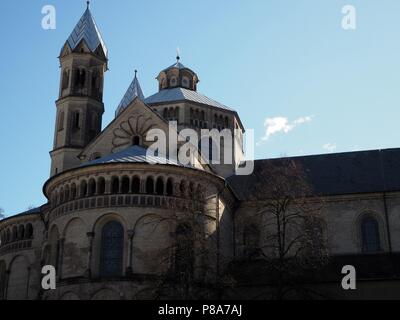 Kirche St. Aposteln in Köln mit den blauen Himmel im Hintergrund Stockfoto
