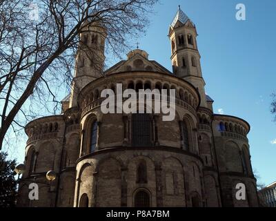 Kirche St. Aposteln in Köln mit den blauen Himmel im Hintergrund Stockfoto