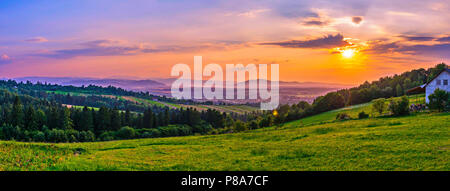 Eine kleine hölzerne Landhaus vor dem Hintergrund der sanft abfallenden Berge und den Sonnenuntergang am Abend. Für ihr Design Stockfoto